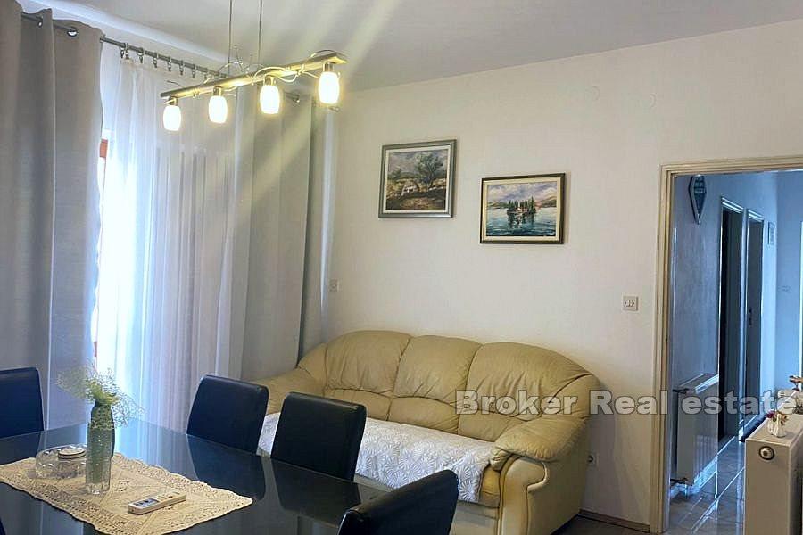 Bella casa con appartamenti, prima fila al mare