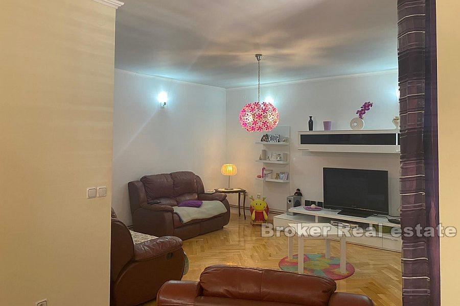 Attraktivt hus med lägenheter, första raden mot havet