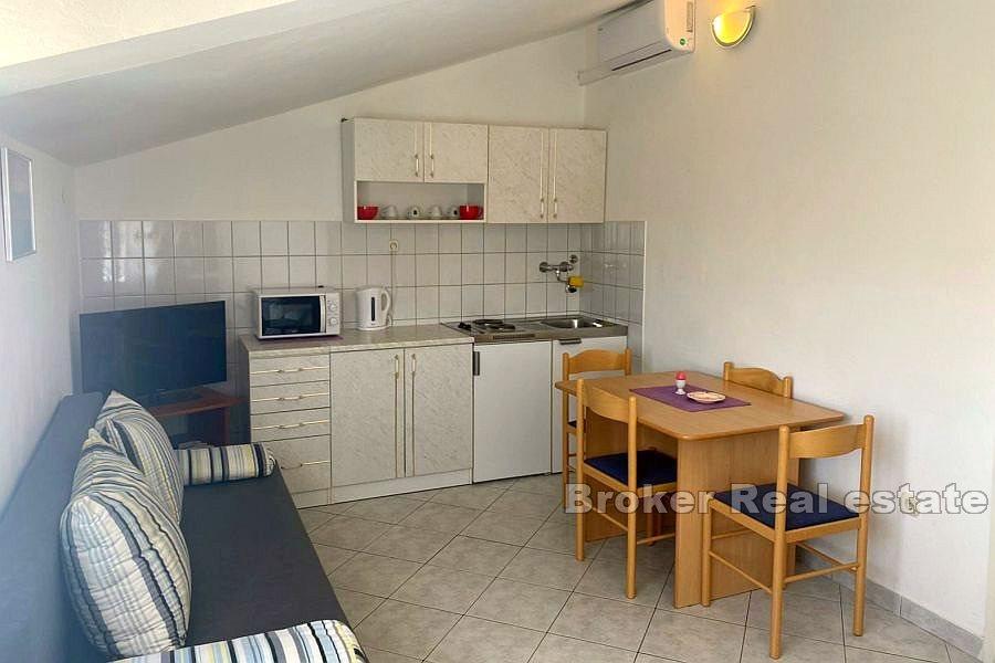 Attraktivt hus med lägenheter, första raden mot havet