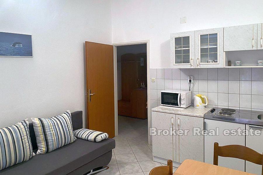 Attraktivt hus med lägenheter, första raden mot havet