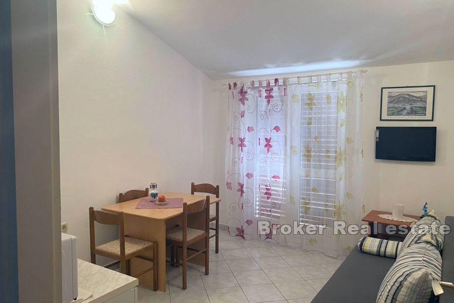 Attraktivt hus med lägenheter, första raden mot havet