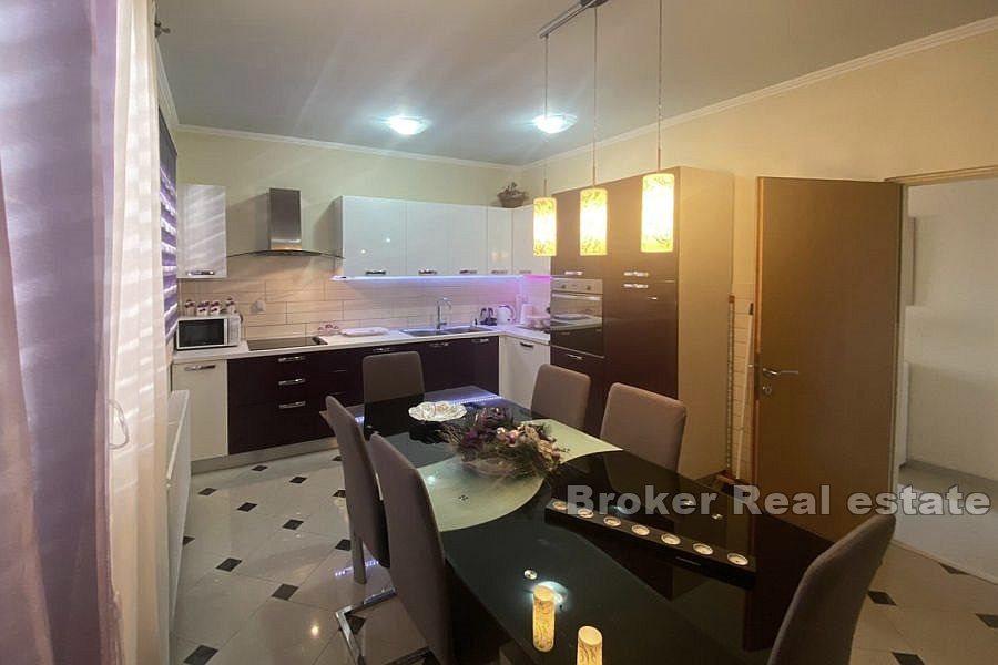 Attraktivt hus med lägenheter, första raden mot havet