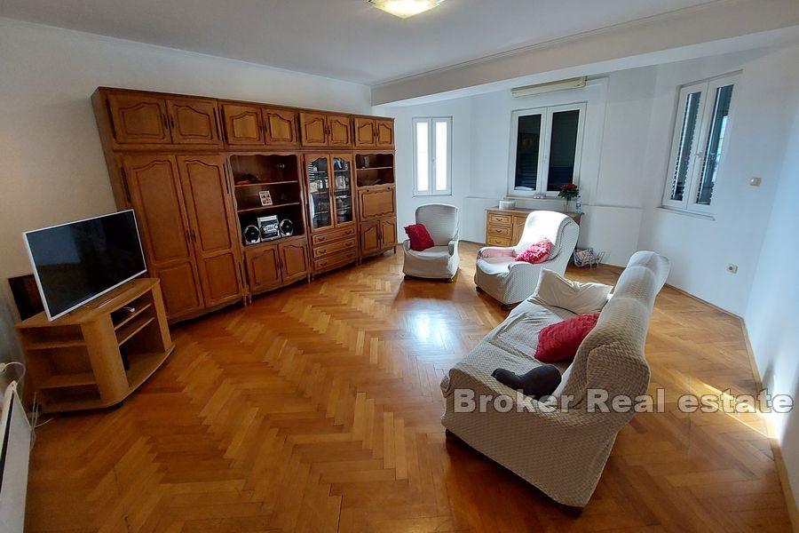 Manuš, elegant three bedroom apartment in the city center