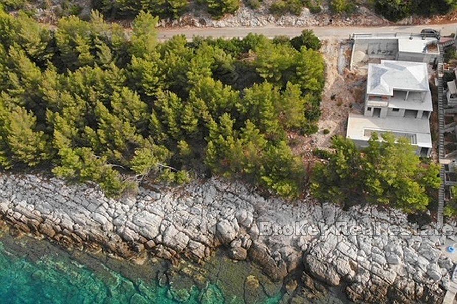 Maison inachevée avec piscine, première rangée de la mer
