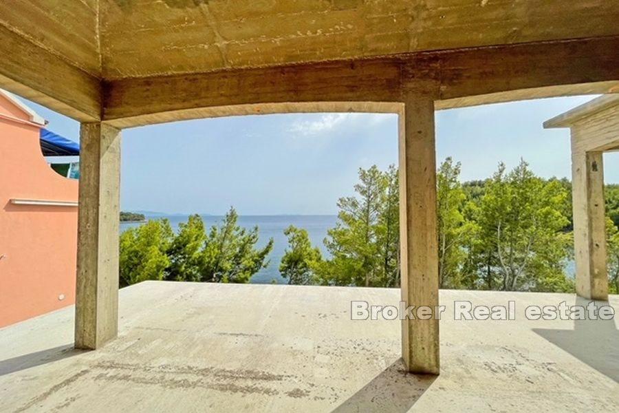 Maison inachevée avec piscine, première rangée de la mer