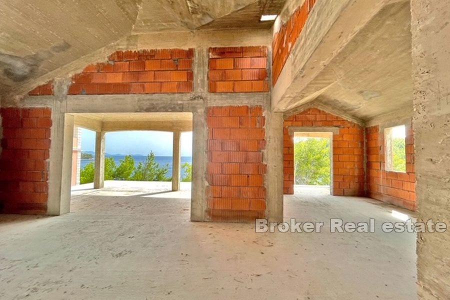 Nedovršena kuća s bazenom, prvi red do mora