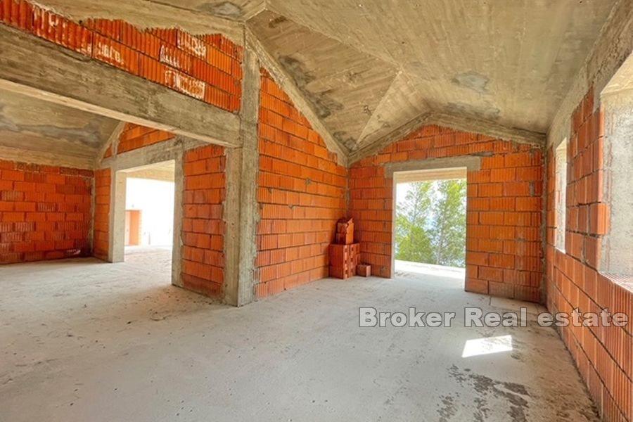 Nedovršena kuća s bazenom, prvi red do mora