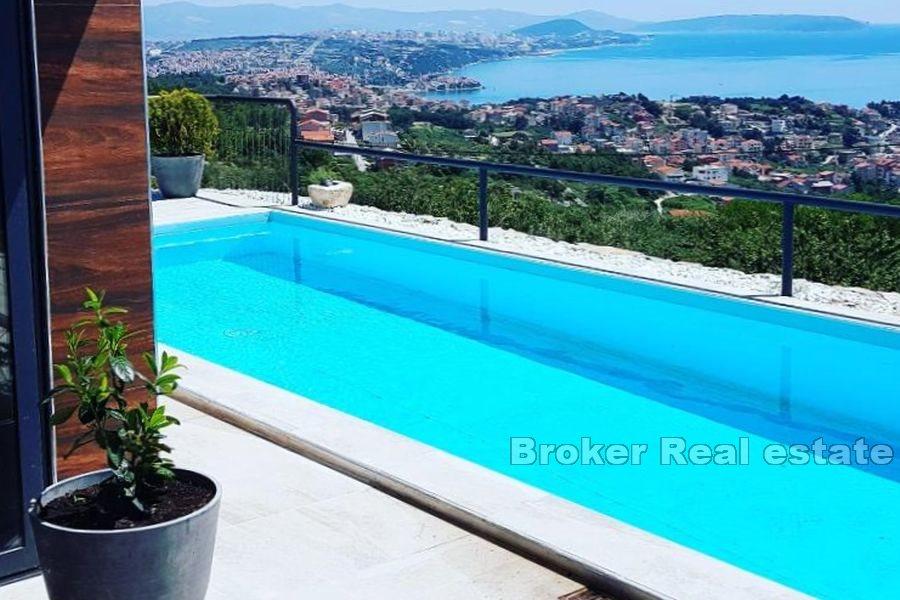 Villa moderne avec vue dégagée sur la mer