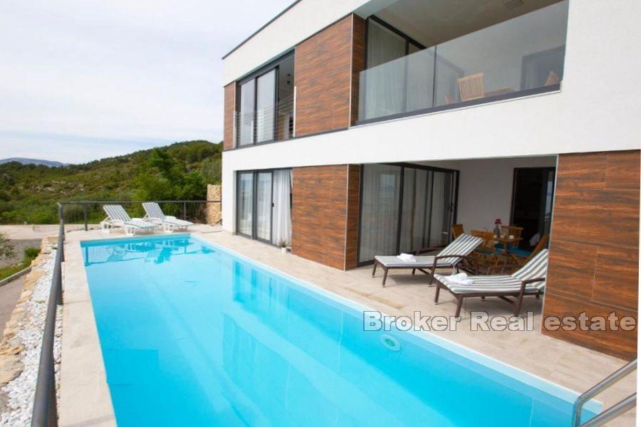 Villa moderne avec vue dégagée sur la mer