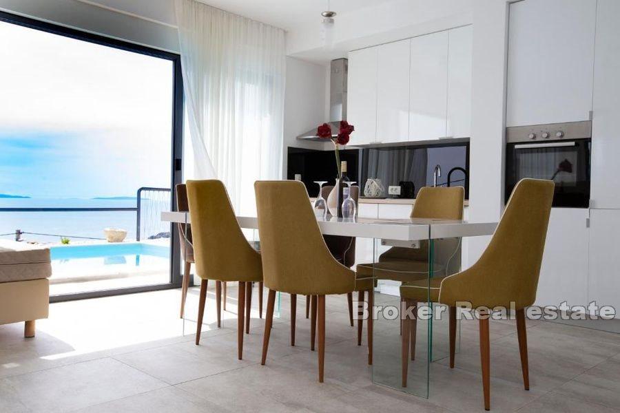 Villa moderne avec vue dégagée sur la mer