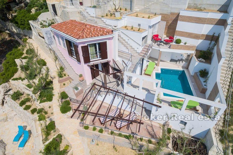 Izuzetna nekretnina s bazenom, prvi red do mora