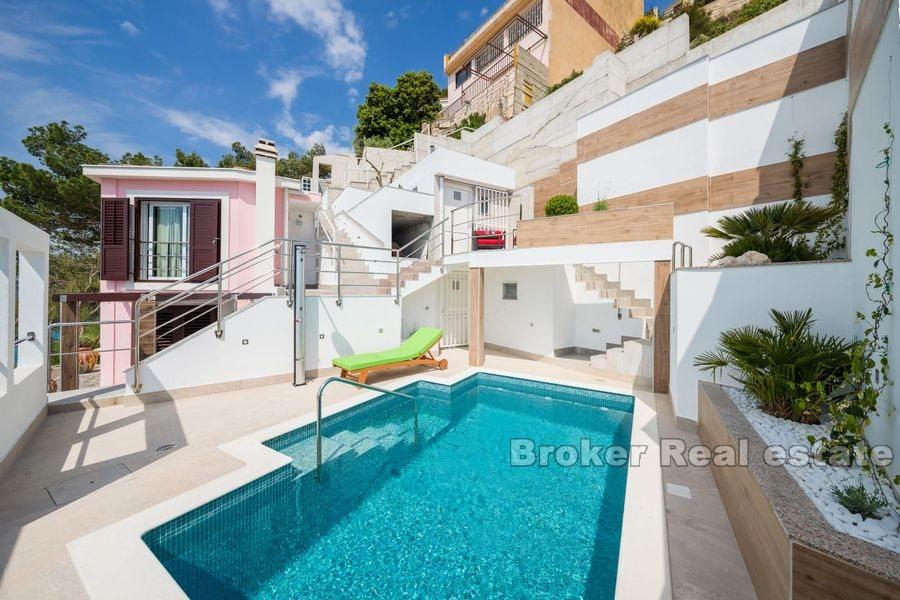 Izuzetna nekretnina s bazenom, prvi red do mora