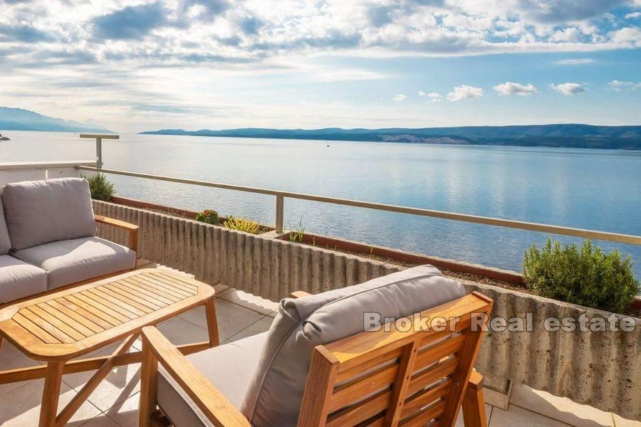 Izuzetna nekretnina s bazenom, prvi red do mora