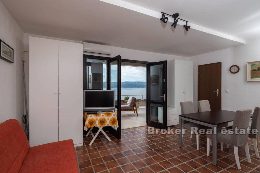 Izuzetna nekretnina s bazenom, prvi red do mora