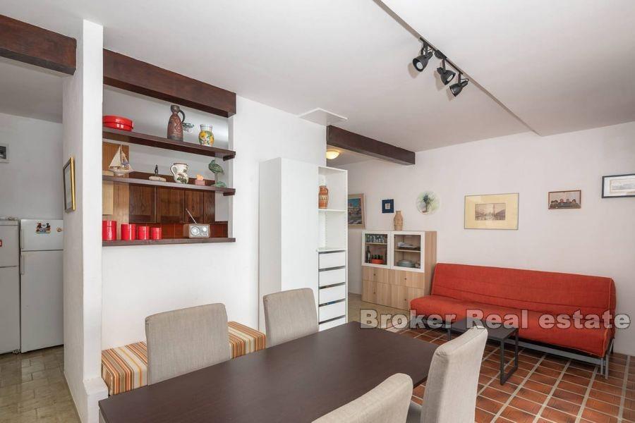 Izuzetna nekretnina s bazenom, prvi red do mora