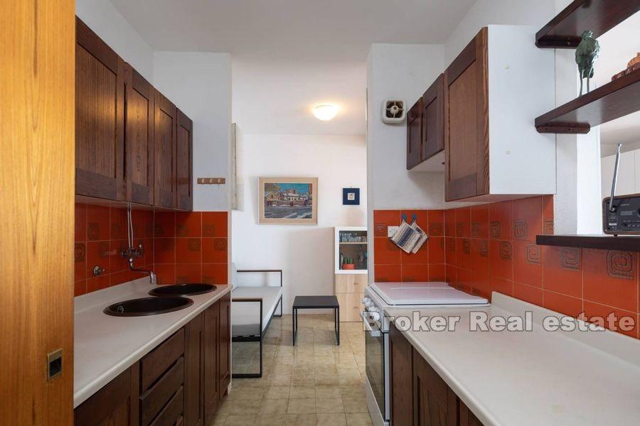 Izuzetna nekretnina s bazenom, prvi red do mora