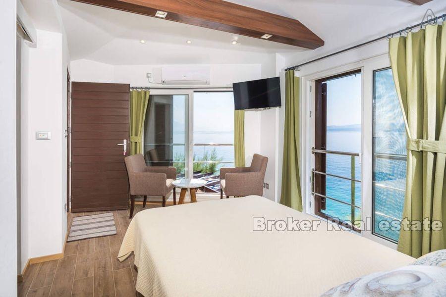 Izuzetna nekretnina s bazenom, prvi red do mora