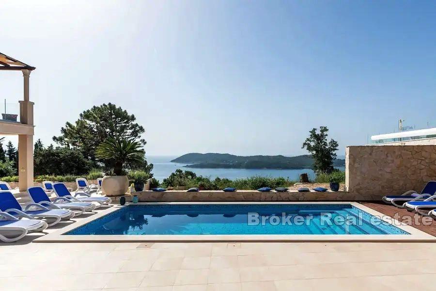 Lyxig villa med panoramautsikt över havet