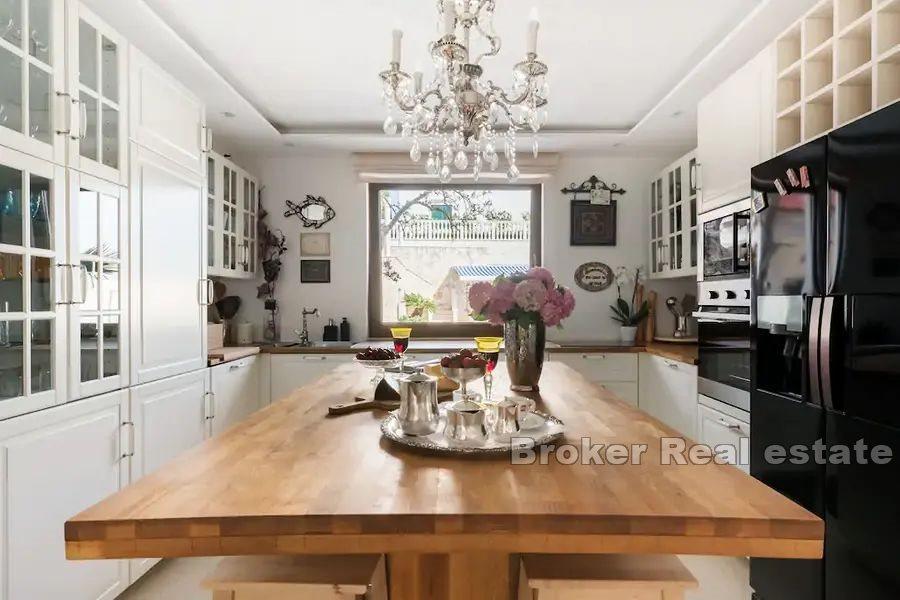 Lyxig villa med panoramautsikt över havet