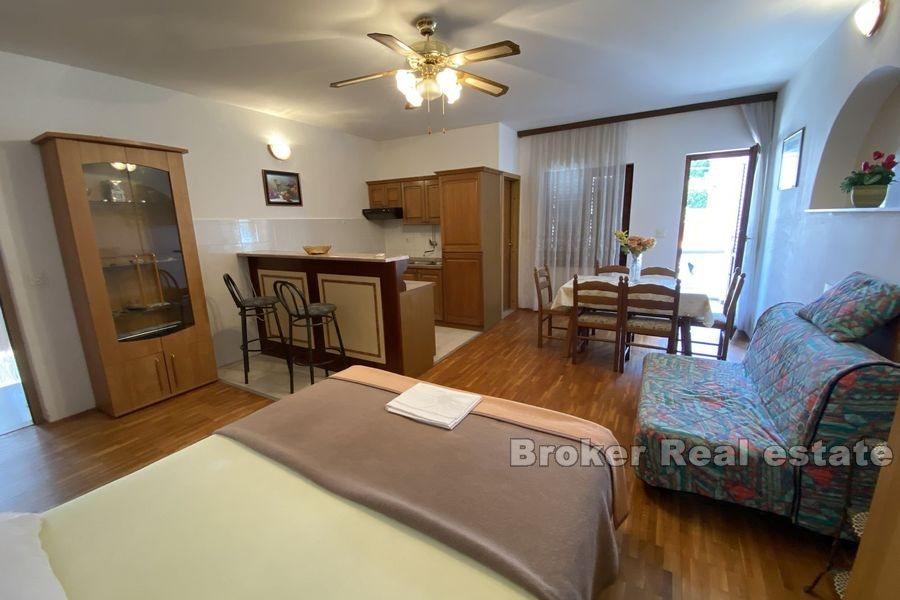 Haus mit Geschäftsräumen in Meeresnähe