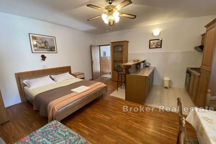 Haus mit Geschäftsräumen in Meeresnähe