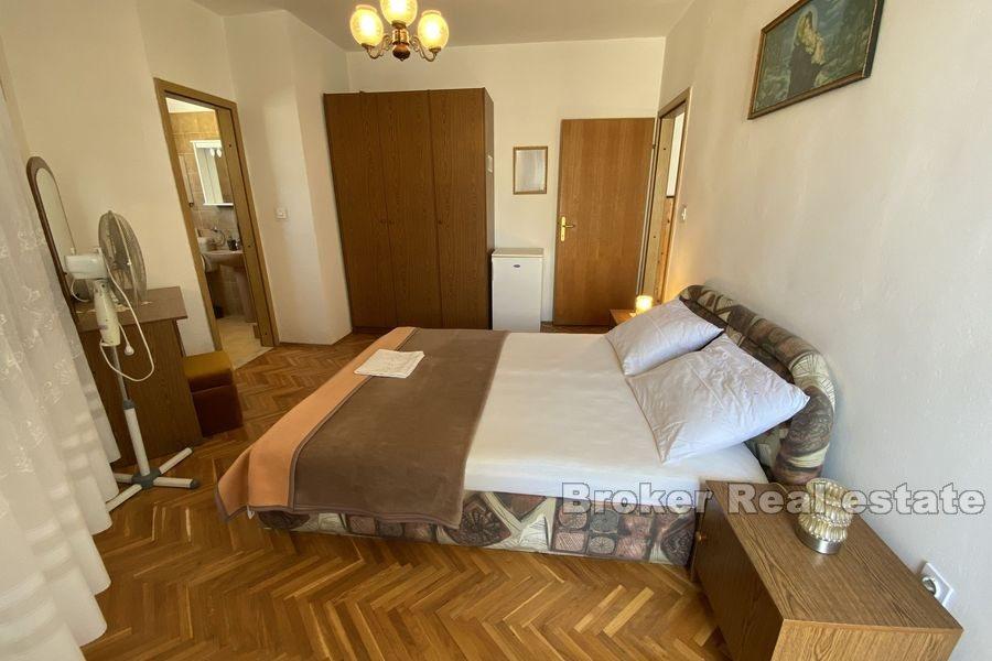 Haus mit Geschäftsräumen in Meeresnähe