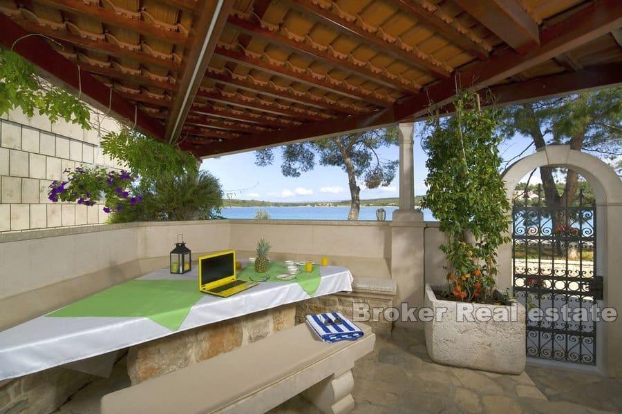 Stenhus, första raden till havet