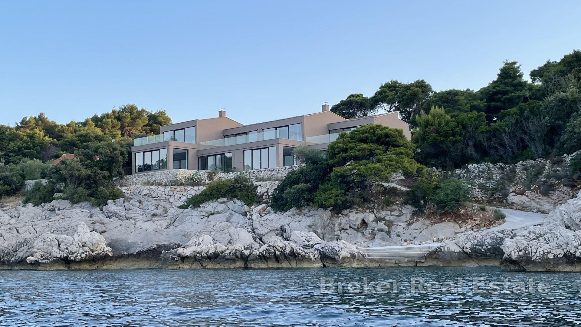 Attraktive Villa mit Pool, erste Reihe zum Meer