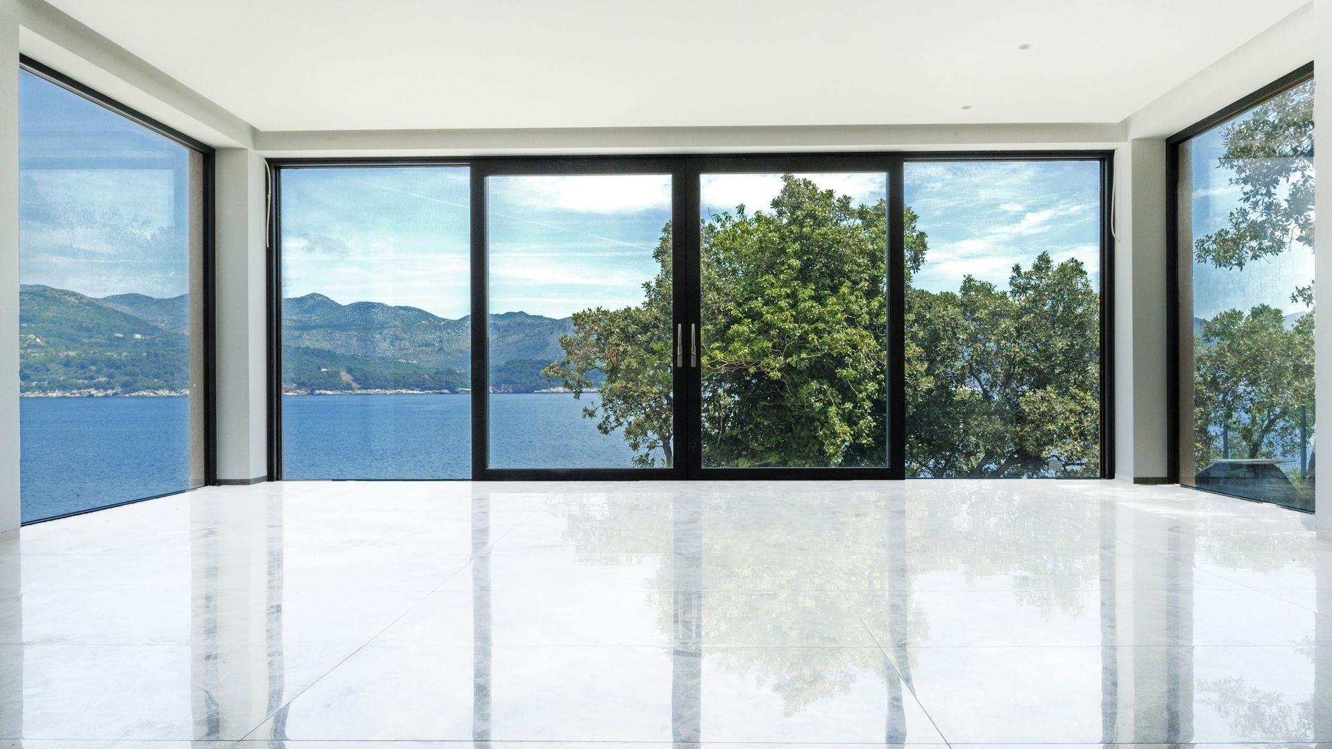 Attraktive Villa mit Pool, erste Reihe zum Meer