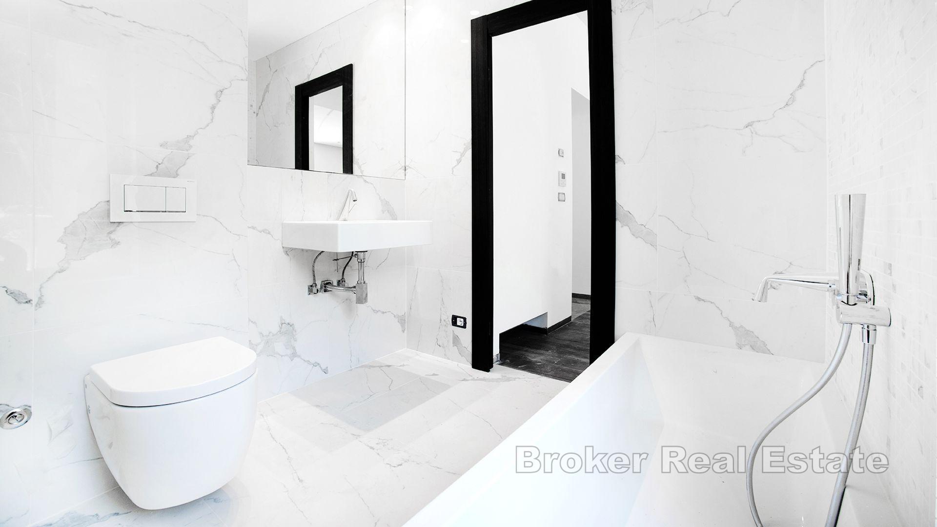 Atrakcyjna willa z basenem, pierwszy rząd do morza