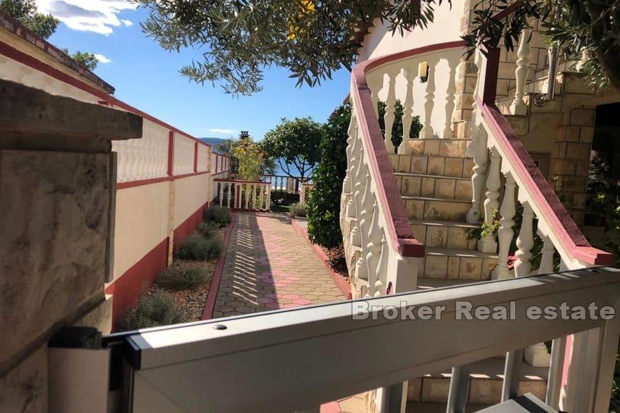 Apartmanska kuća, prvi red do mora