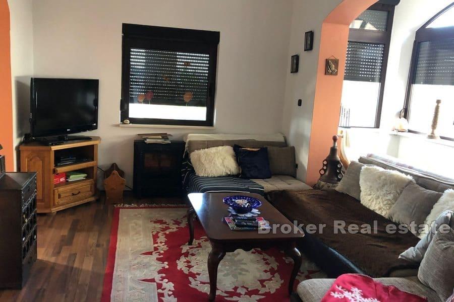 Apartmanska kuća, prvi red do mora