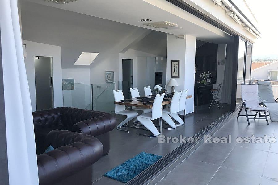 Attico di lusso con vista mare