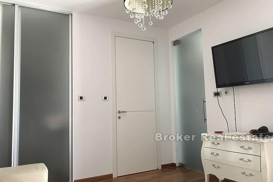 Attico di lusso con vista mare