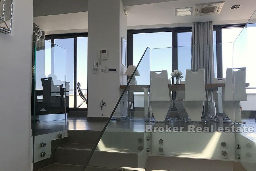 Attico di lusso con vista mare