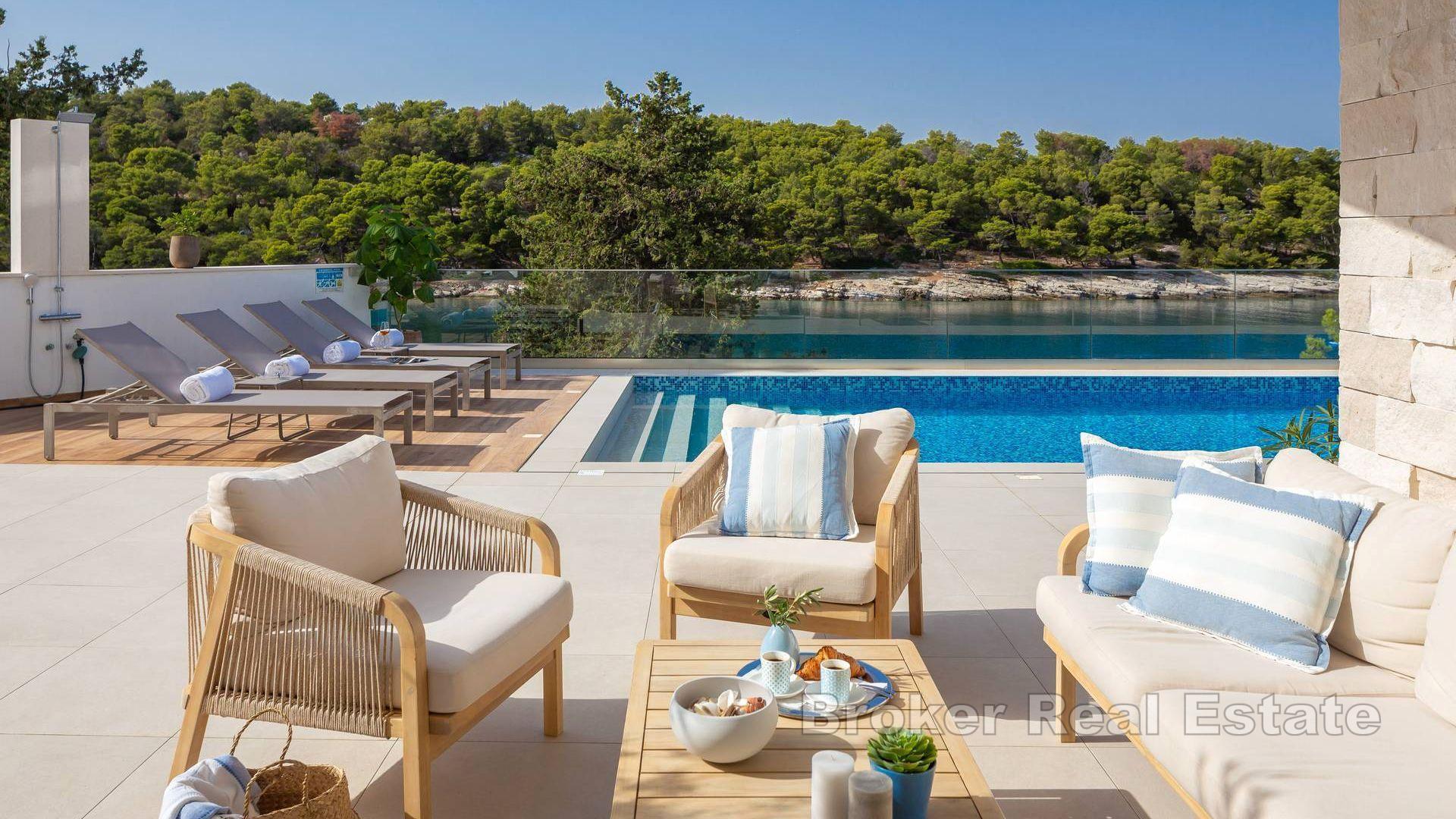 Luxusvilla in der ersten Reihe zum Meer