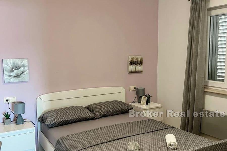 Dom z apartamentami w pierwszym rzędzie do morza