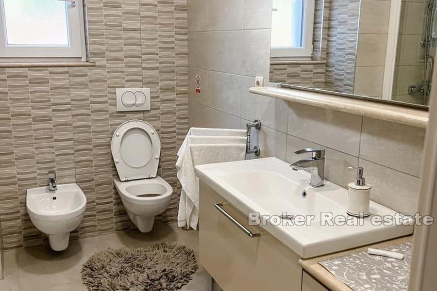 Dom z apartamentami w pierwszym rzędzie do morza