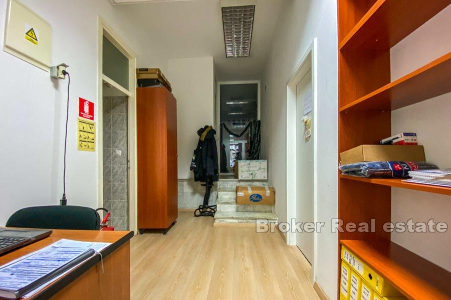 Espace affaires le long de la route principale