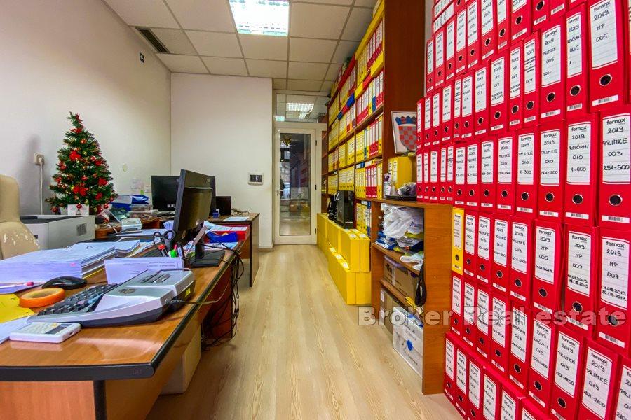 Espace affaires le long de la route principale