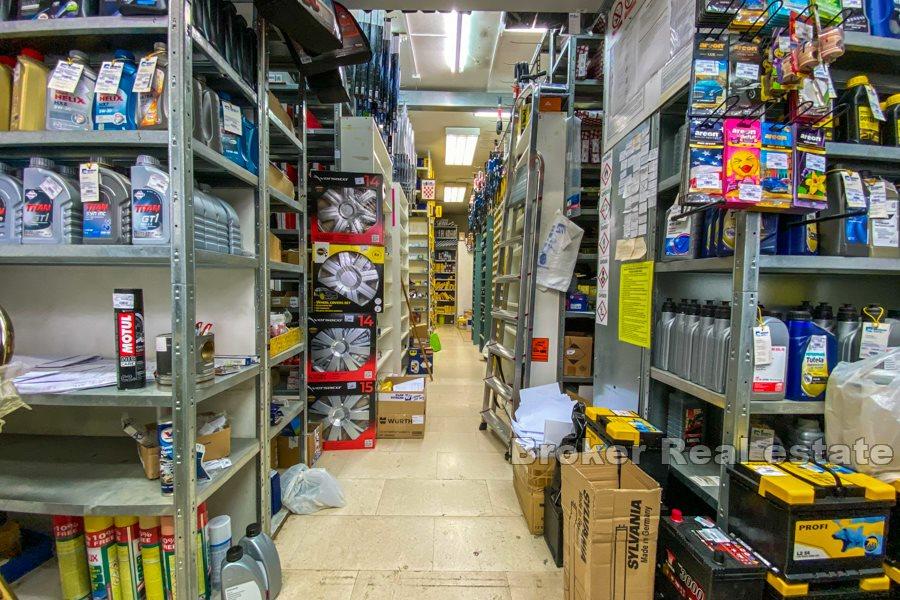 Espace affaires le long de la route principale