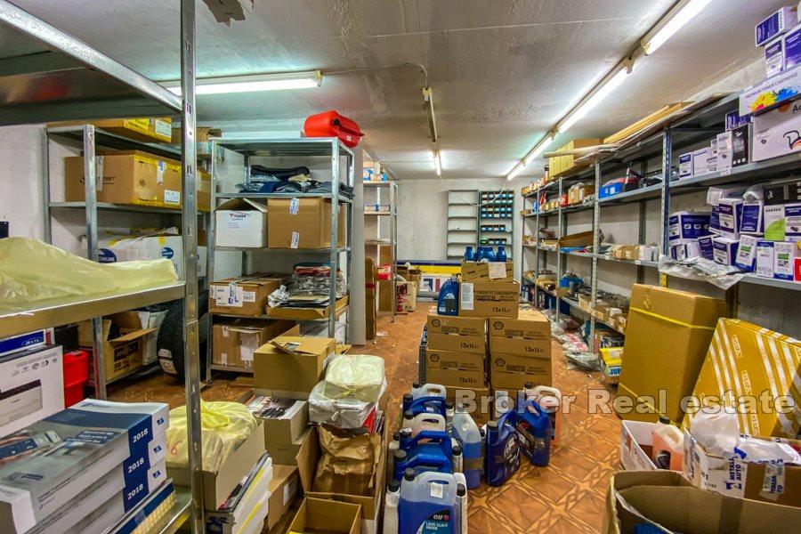 Espace affaires le long de la route principale