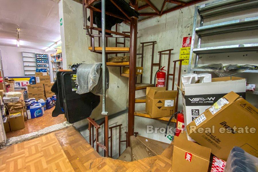 Espace affaires le long de la route principale