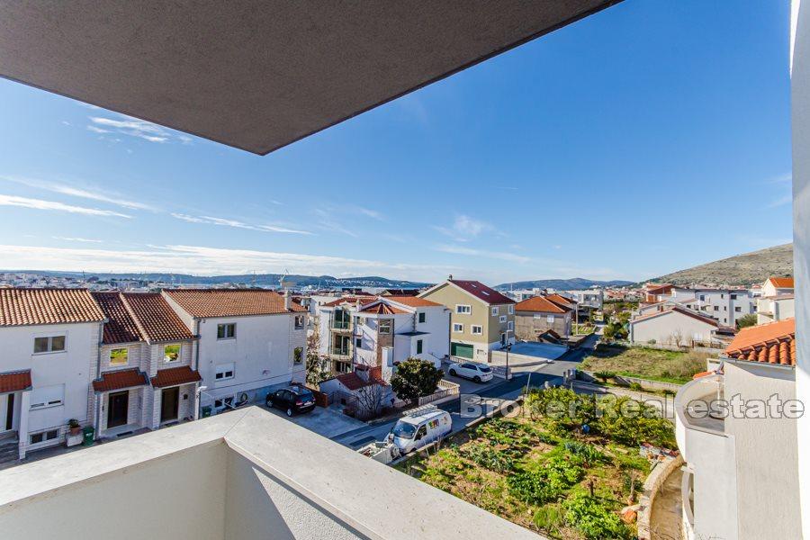 Atraktivní nová budova, více bytů, Trogir