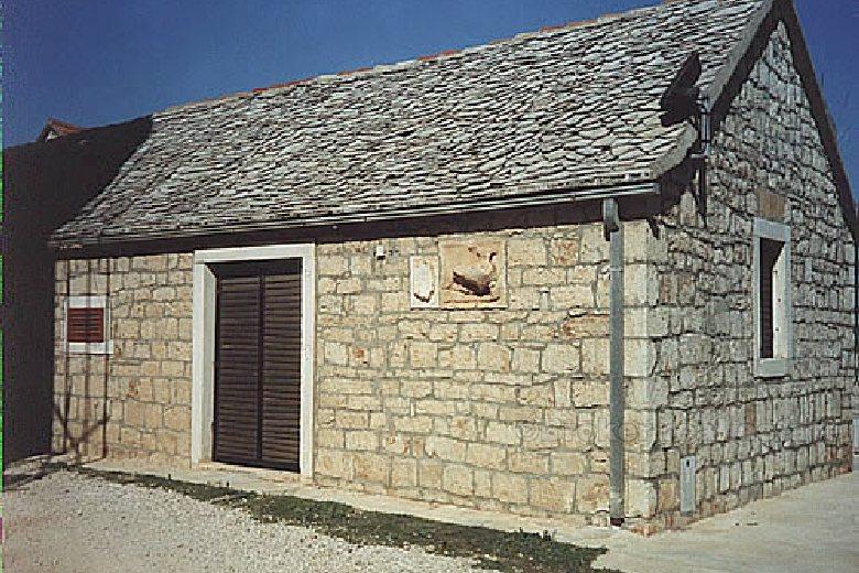 Casa situata nel centro della città, in vendita