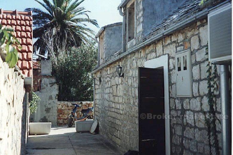 Casa situata nel centro della città, in vendita