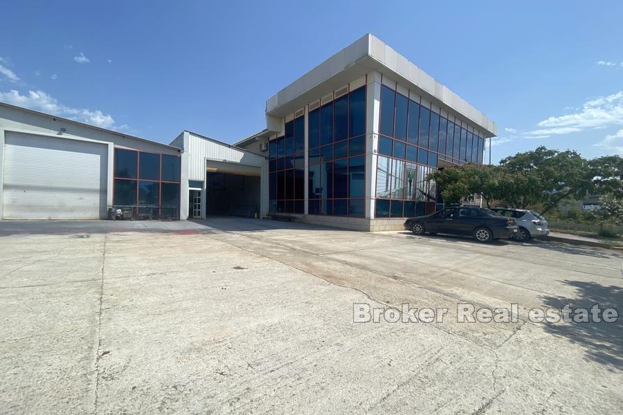 Complexe d'affaires dans un excellent emplacement