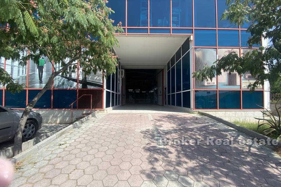 Complexe d'affaires dans un excellent emplacement