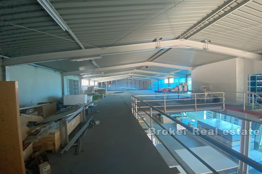 Complexe d'affaires dans un excellent emplacement