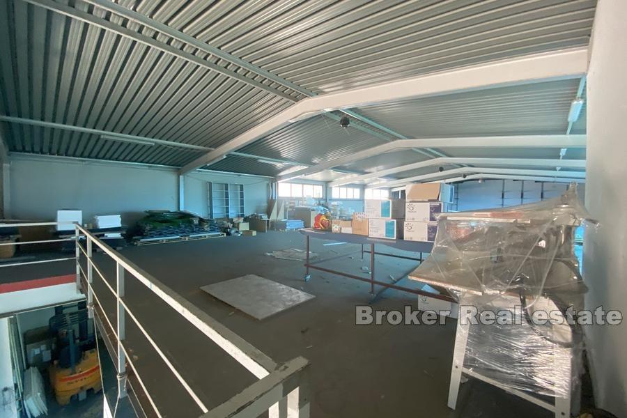 Complexe d'affaires dans un excellent emplacement